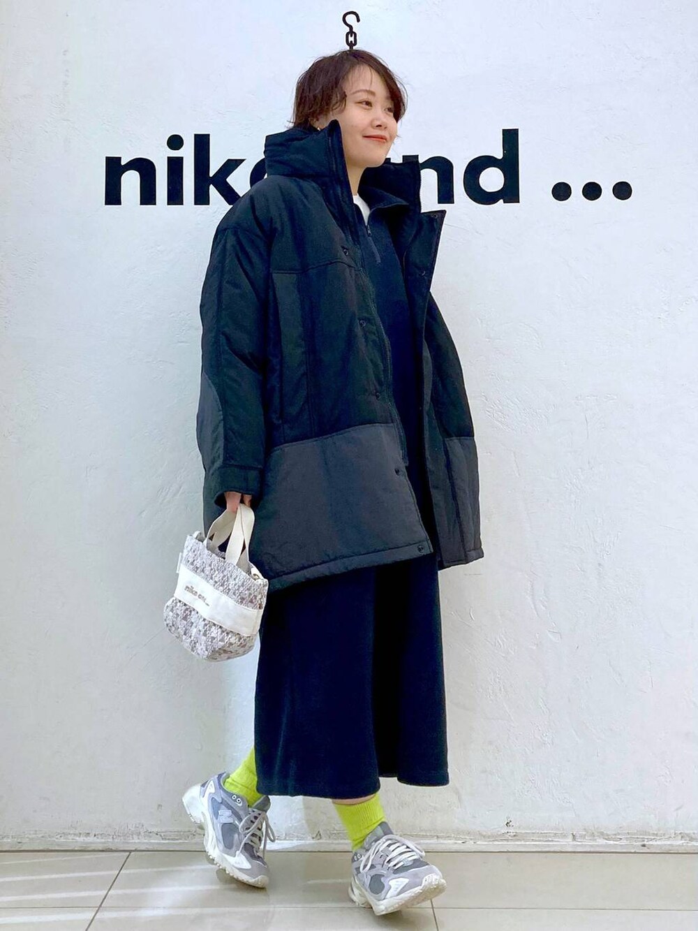 その他のブルゾン、ブルー系のワンピース、ベージュ系のショルダーバッグを着用したレディースの冬コーディネートの2枚目の写真