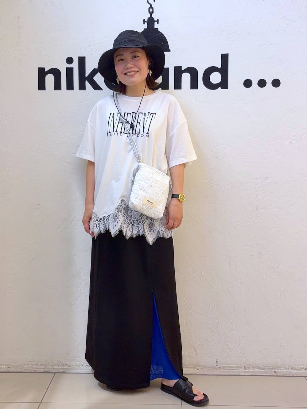 ホワイト系のショルダーバッグ、ホワイト系のTシャツ/カットソー、ブラック系のハットを着用したレディースの夏コーディネートの5枚目の写真