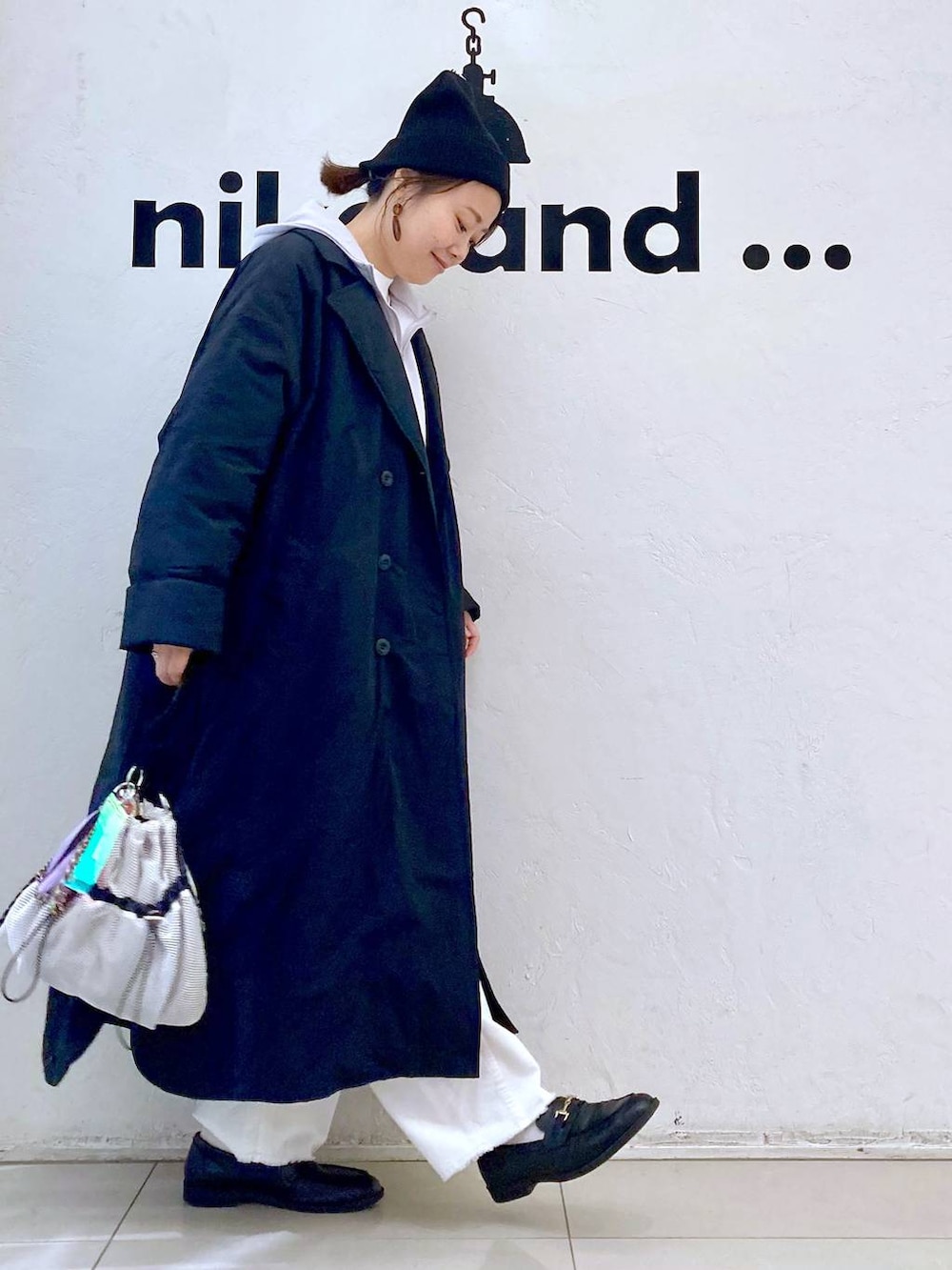 ホワイト系のTシャツ/カットソー、ホワイト系のその他パンツ、グレー系のショルダーバッグを着用したレディースの冬コーディネートの5枚目の写真