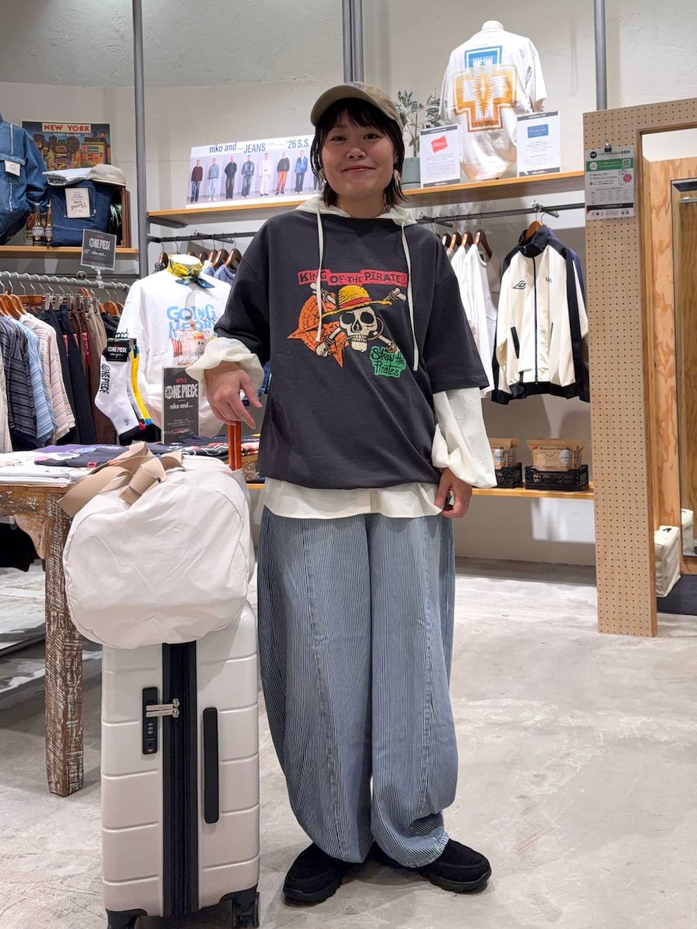 ホワイト系のシャツ/ブラウス、ブルー系のデニムパンツ、ブラック系のその他シューズを着用したレディースの春コーディネートの2枚目の写真