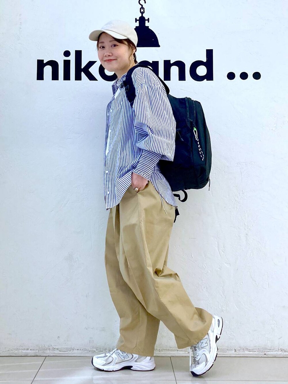 ブルー系のシャツ/ブラウス、ホワイト系のTシャツ/カットソー、ブラック系のバックパック/リュックを着用したレディースの春コーディネートの3枚目の写真