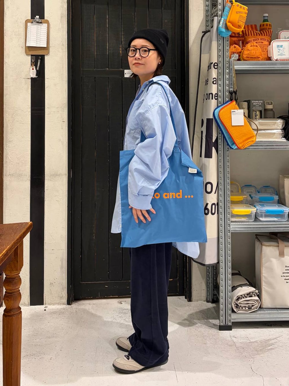 ブルー系のトートバッグ、ブルー系のシャツ/ブラウス、ブルー系のその他パンツを着用したレディースの春コーディネートの4枚目の写真