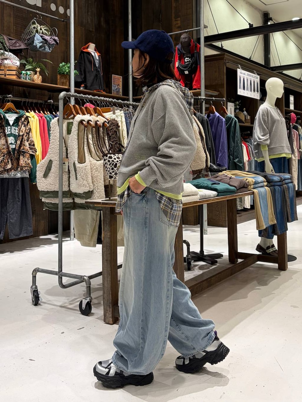 その他のスニーカー、ブルー系のデニムパンツ、グレー系のスウェットを着用したレディースの秋コーディネートの3枚目の写真