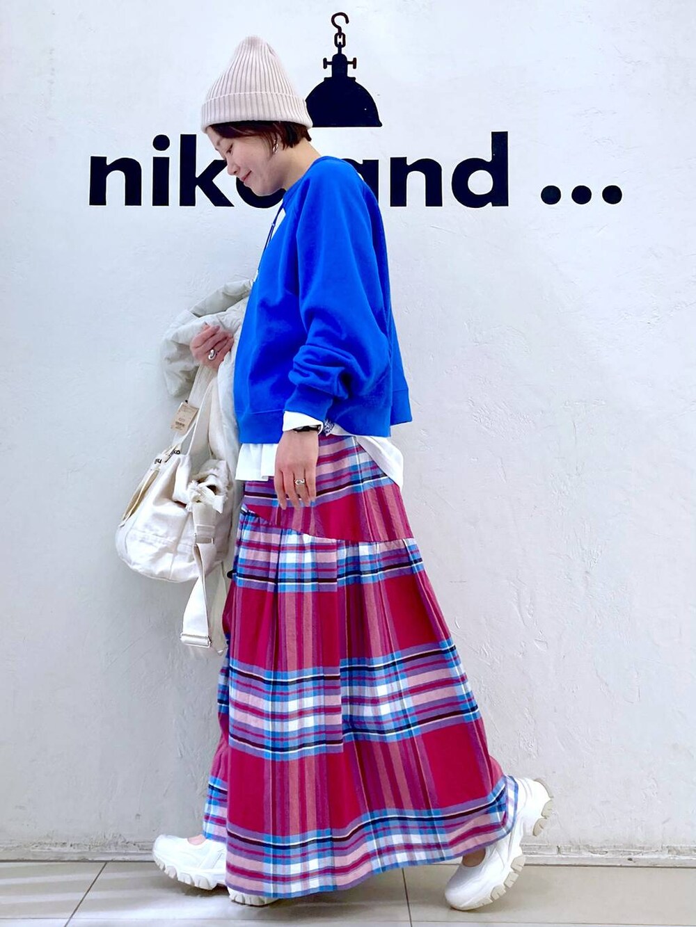 ピンク系のその他パンツ、ベージュ系のショルダーバッグ、ホワイト系のTシャツ/カットソーを着用したレディースの春コーディネートの3枚目の写真