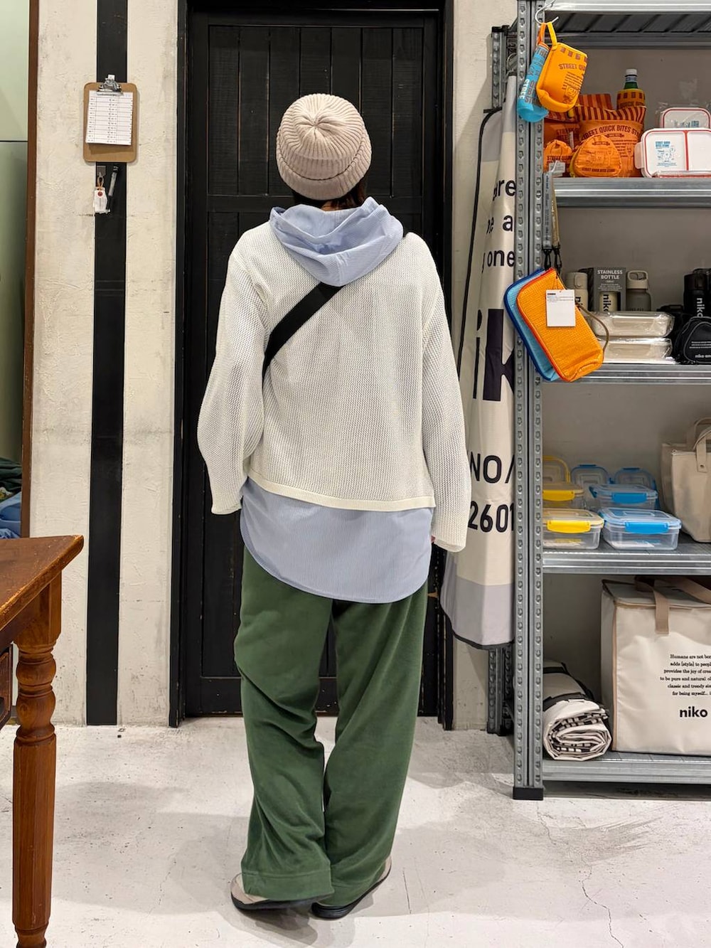 グリーン系のその他パンツ、その他のボディバッグ/ウエストポーチ、ブルー系のシャツ/ブラウスを着用したレディースの春コーディネートの4枚目の写真