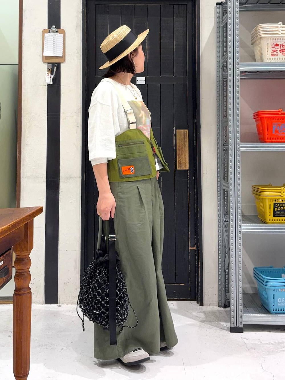 ブラック系のトートバッグ、グリーン系のその他パンツ、ホワイト系のTシャツ/カットソーを着用したレディースの春コーディネートの5枚目の写真