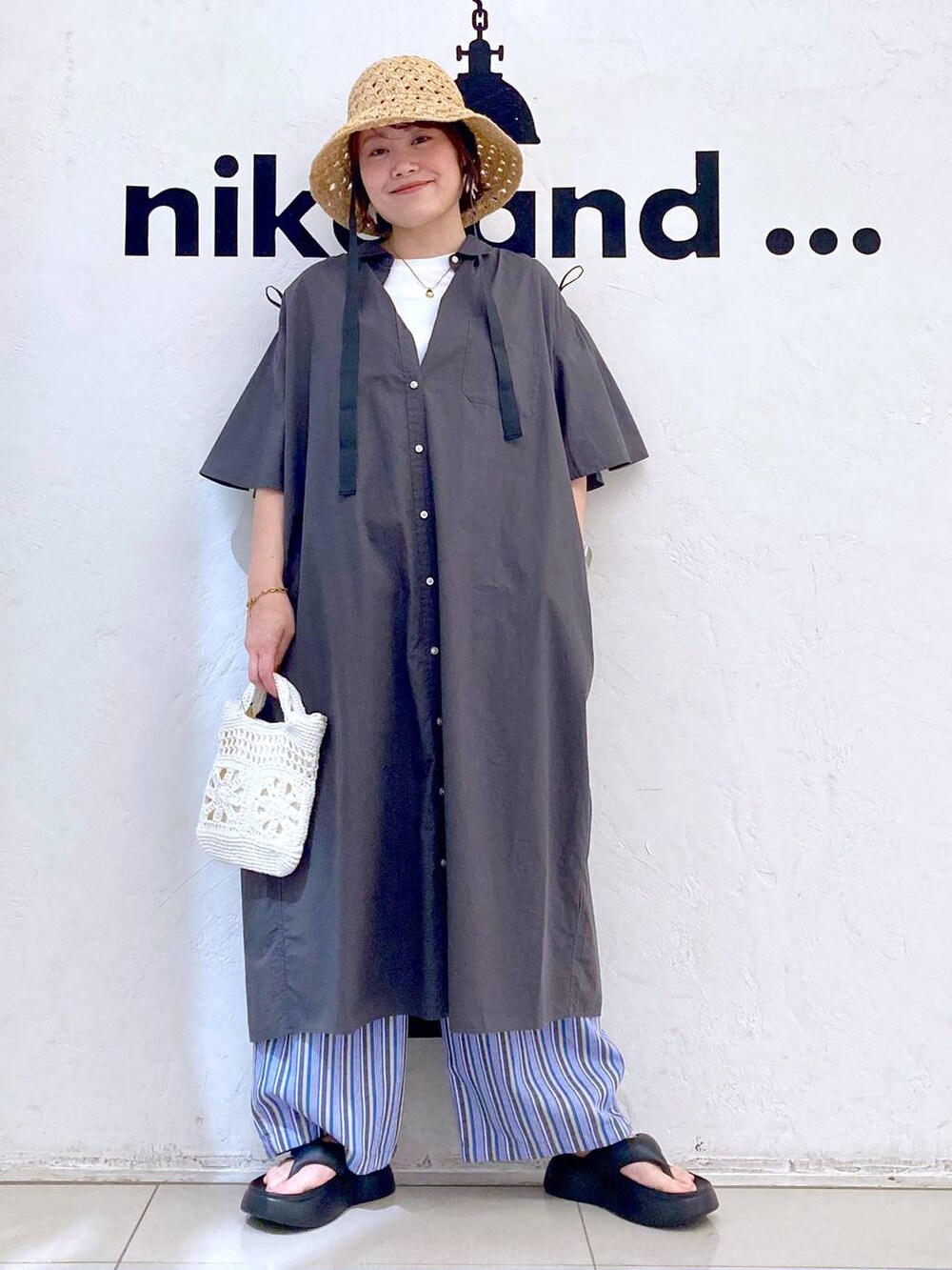 「ママコーデ、カジュアル、時計、GLOBAL WORK、ワンピース、ナチュラル、夏コーデ、niko and ...、この夏の推しアイテム、ショルダーバッグ、サンダル、パンツ、ワイドパンツ、ウエストゴム、Tシャツ」｜「niko and...のオリジナル2WAYメタリックショルダーバッグ（ショルダーバッグ、ホワイト系）」を使った、カワモトさん（レディース・162cm）の春コーディネートの5枚目の写真