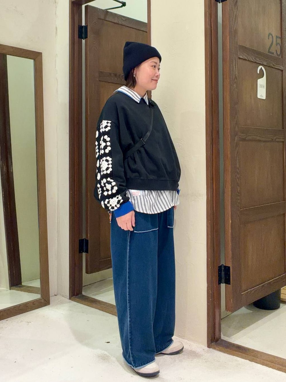 ブラック系のスウェット、ブラック系のショルダーバッグを着用したレディースの冬コーディネートの6枚目の写真