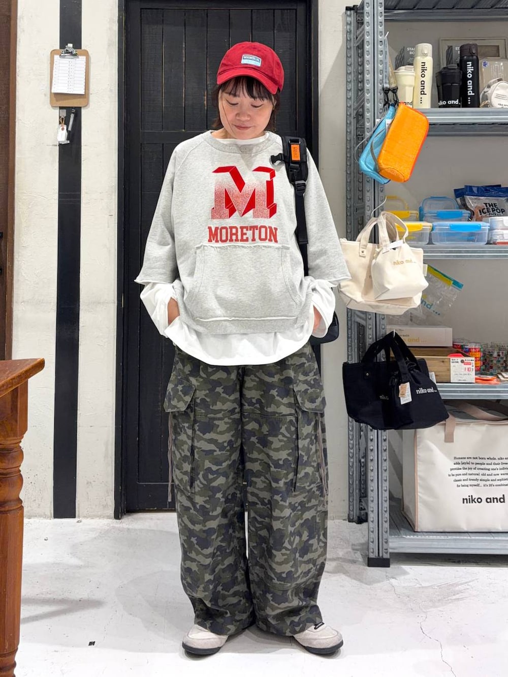 ブラック系のバックパック/リュック、グレー系のTシャツ/カットソー、ホワイト系のTシャツ/カットソーを着用したレディースの春コーディネートの5枚目の写真