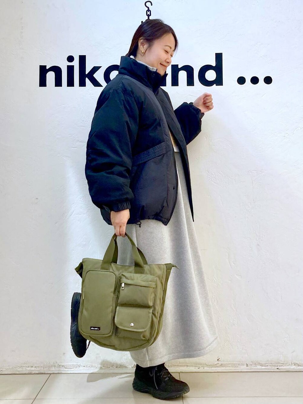 グレー系のその他アウター、グレー系のワンピース、グリーン系のトートバッグを着用したレディースの冬コーディネートの3枚目の写真