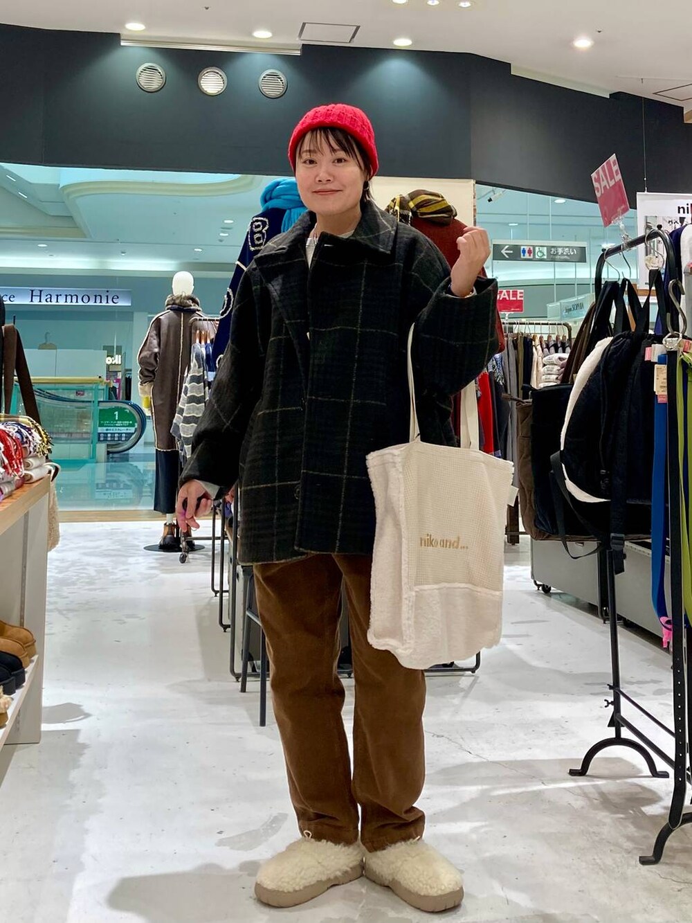 ベージュ系のスリッポン、グレー系のスウェット、ブラウン系のブルゾンを着用したレディースの冬コーディネートの2枚目の写真