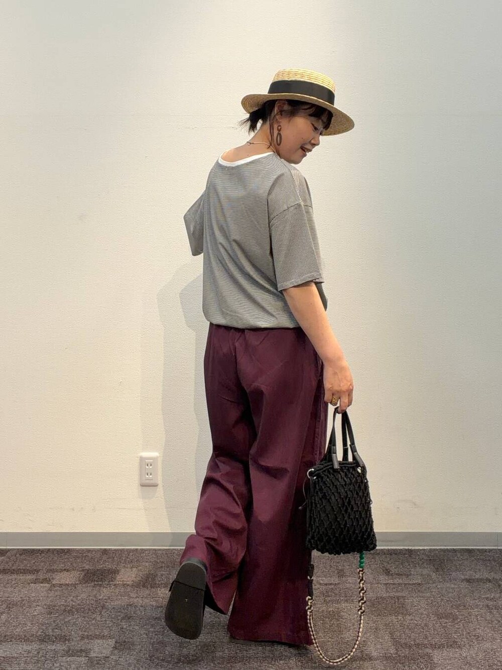 レッド系のその他パンツ、ブラック系のトートバッグ、ホワイト系のTシャツ/カットソーを着用したレディースの夏コーディネートの4枚目の写真