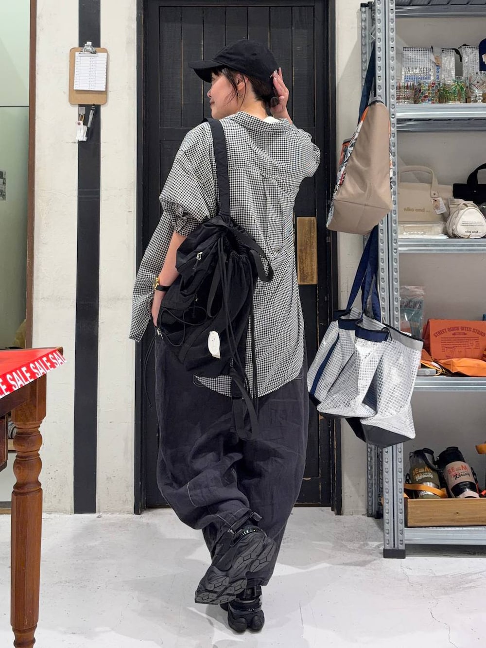 ブラック系のバックパック/リュック、ブラック系のサロペット/オーバーオール、ブラック系のシャツ/ブラウスを着用したレディースの夏コーディネートの3枚目の写真