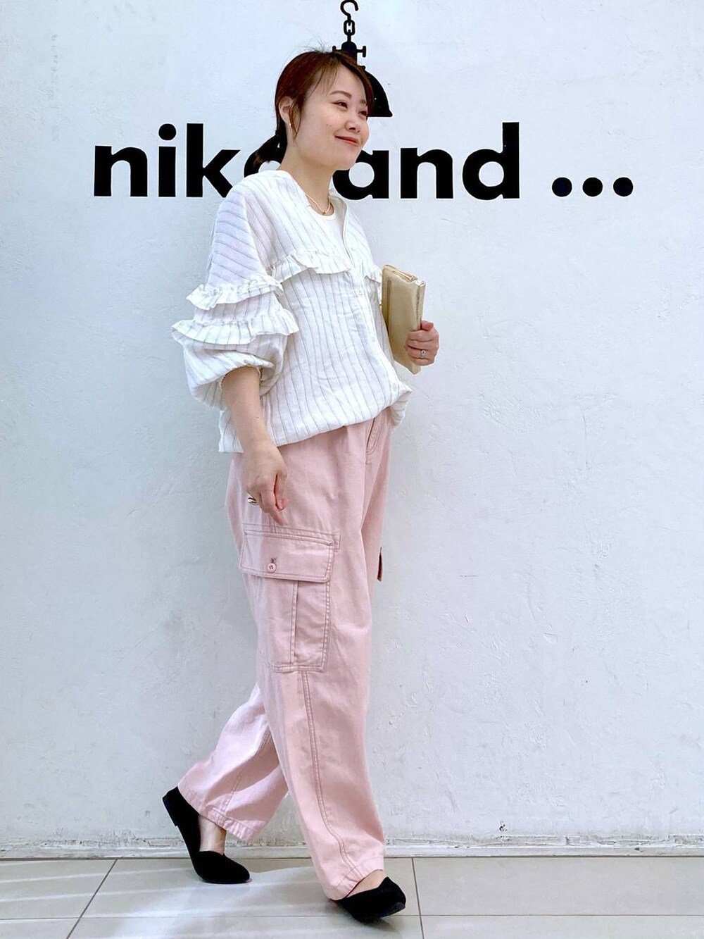 ベージュ系のタンクトップ、ベージュ系のシャツ/ブラウス、ピンク系のカーゴパンツを着用したレディースの春コーディネートの5枚目の写真