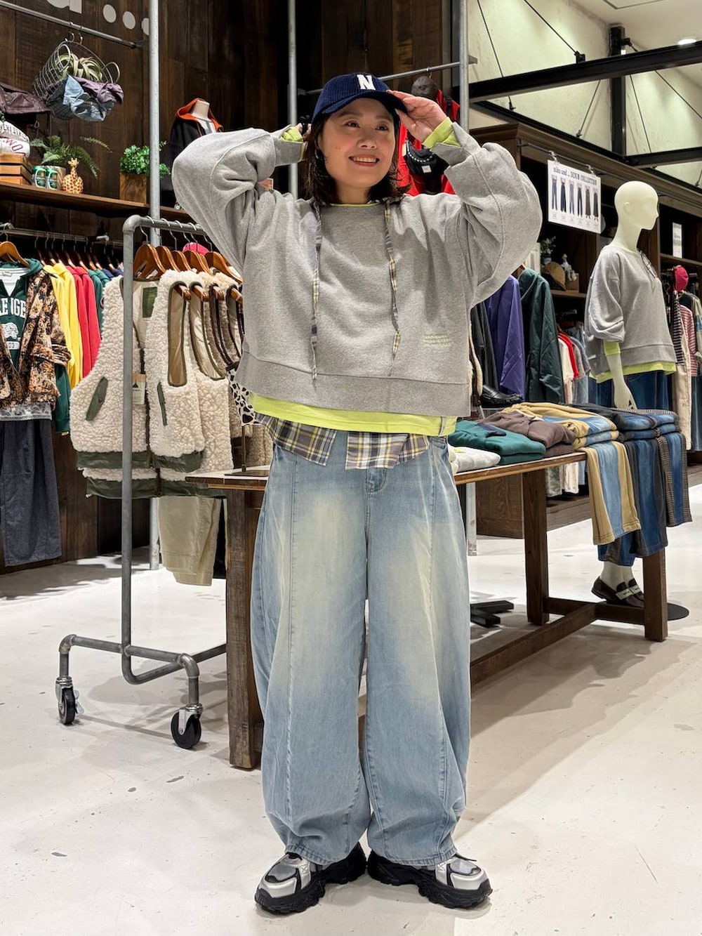 その他のスニーカー、ブルー系のデニムパンツ、グレー系のスウェットを着用したレディースの秋コーディネートの2枚目の写真