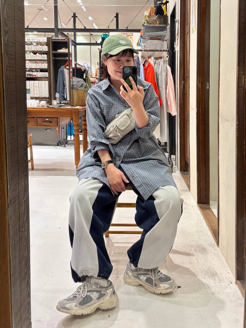 ブルー系のデニムパンツ、ブルー系のシャツ/ブラウス、グレー系のボディバッグ/ウエストポーチを着用したレディースの春コーディネートの3枚目の写真