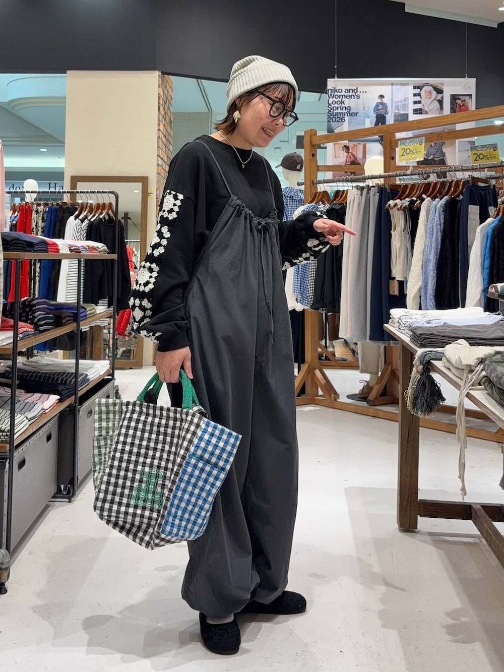 ブラック系のスウェット、ブラック系のパンプス、ブラック系のトートバッグを着用したレディースの春コーディネートの5枚目の写真