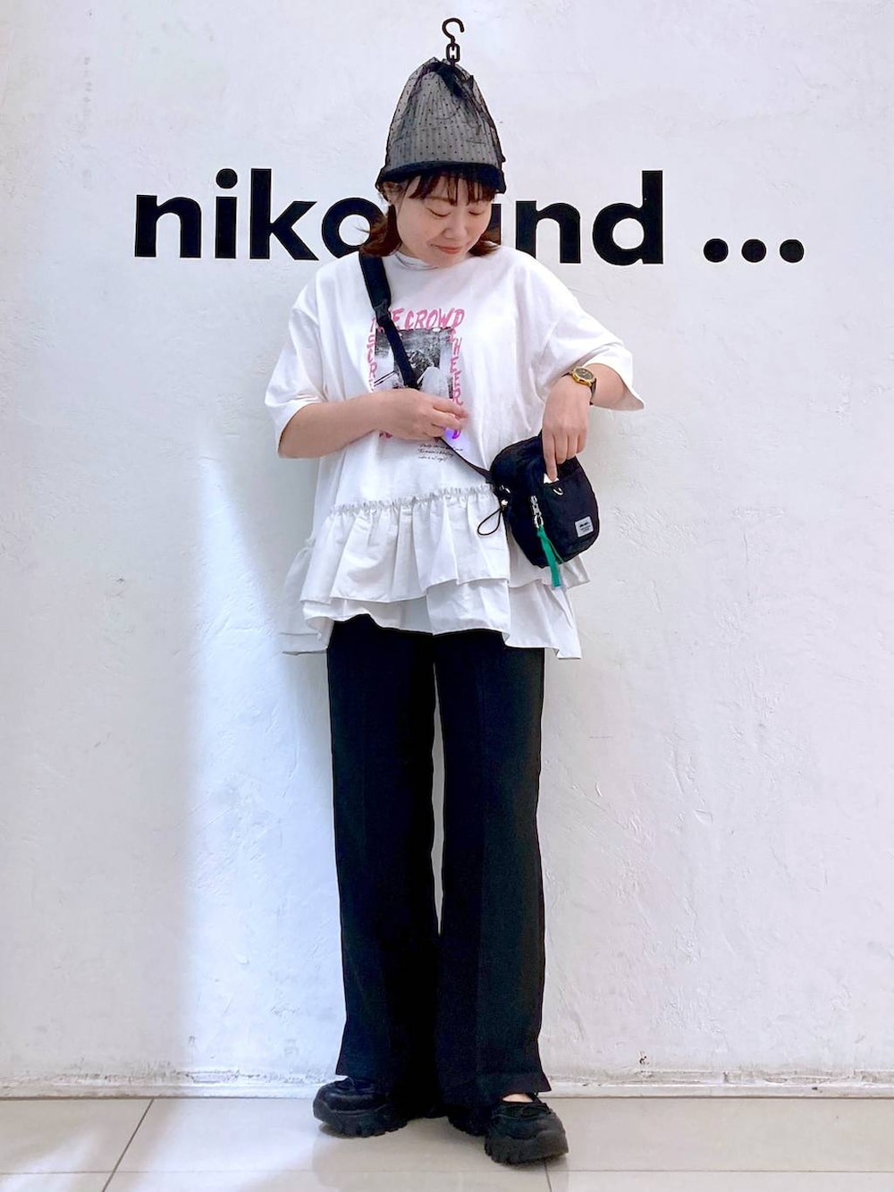 ブラック系のその他パンツ、ブラック系のスニーカー、ブラック系のショルダーバッグを着用したレディースの春コーディネートの2枚目の写真