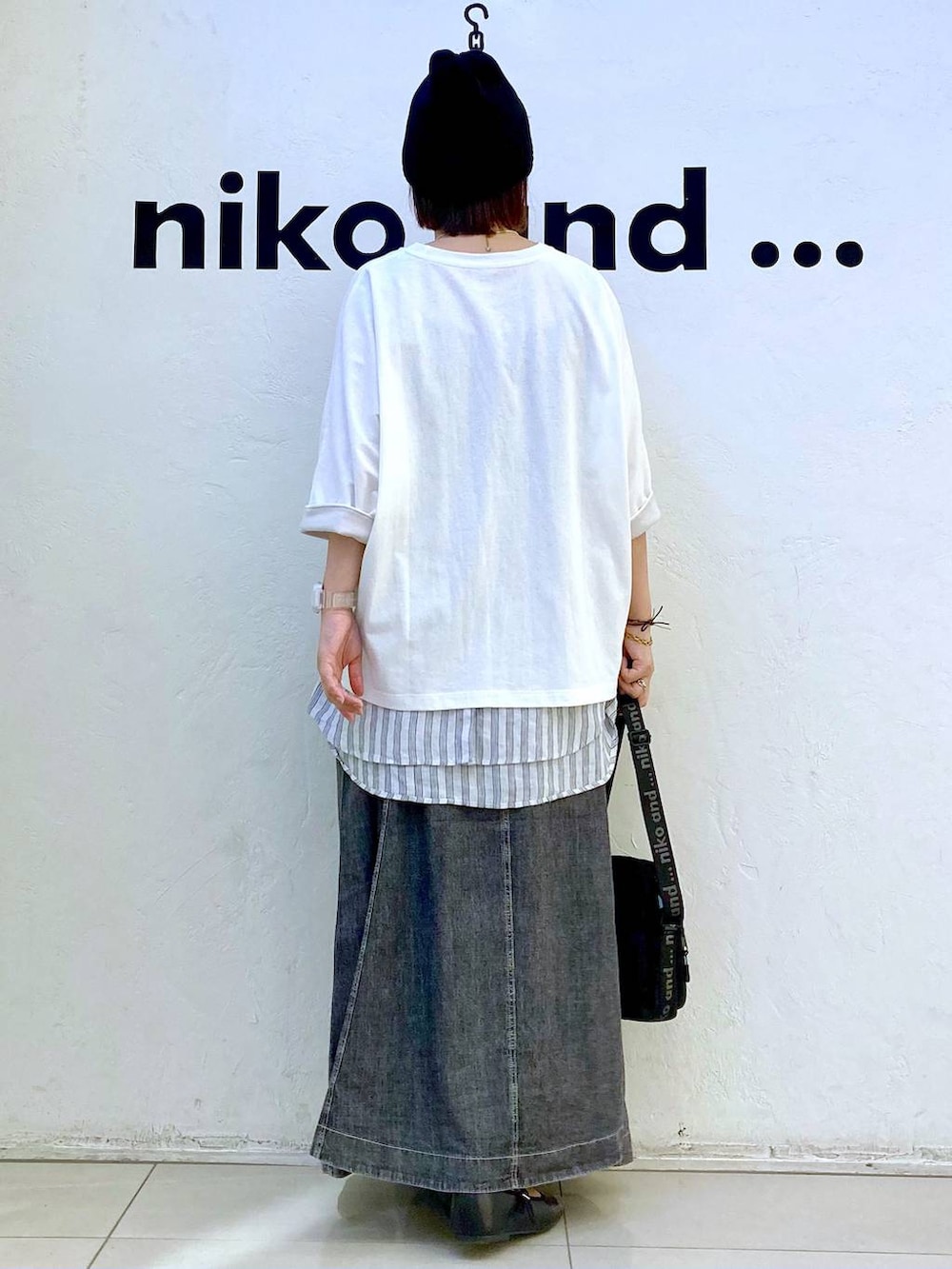 ホワイト系のTシャツ/カットソー、その他のパンプス、ブラック系のショルダーバッグを着用したレディースの夏コーディネートの5枚目の写真