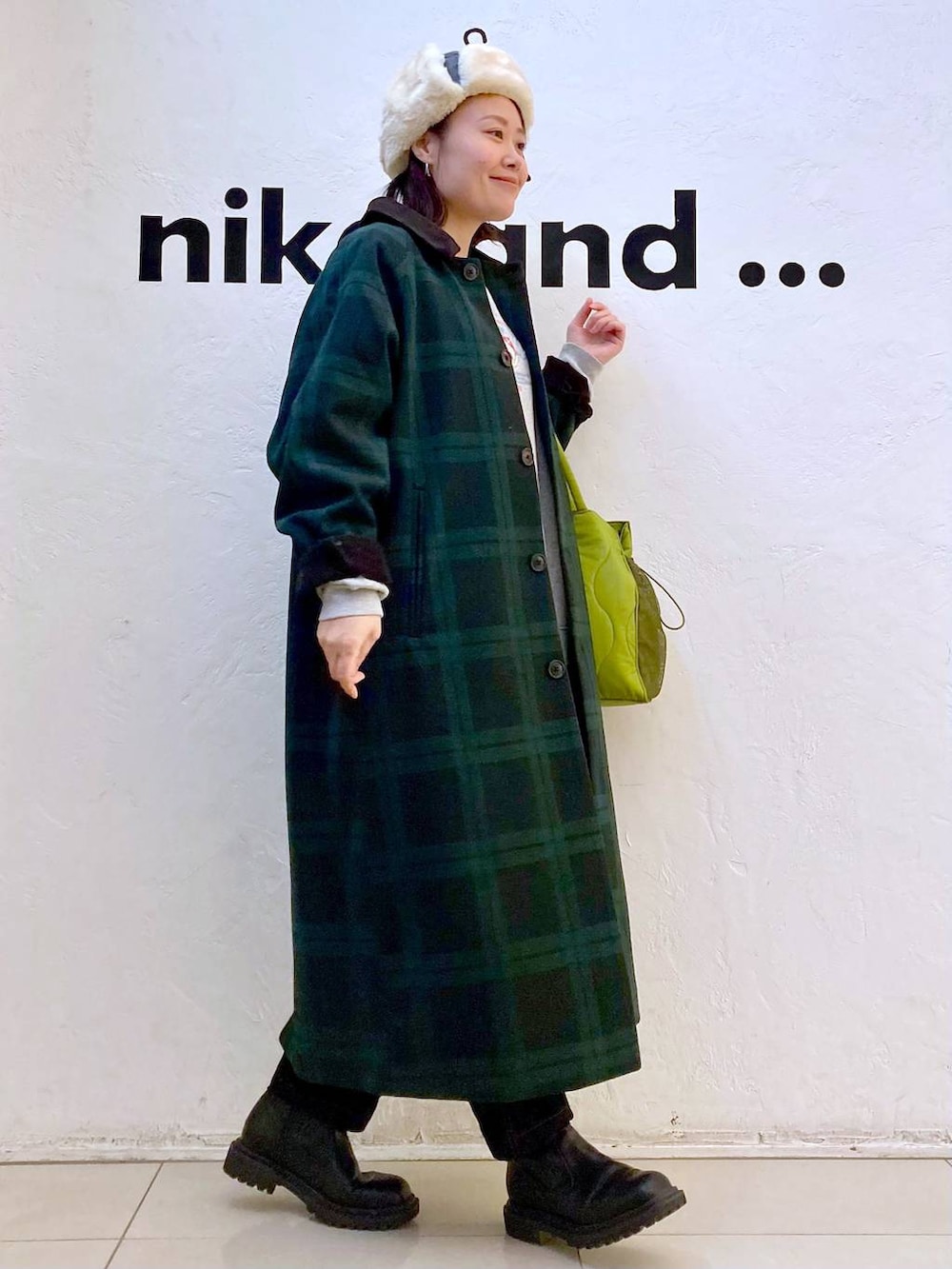 グリーン系のその他アウター、ブラック系のその他パンツ、グレー系のスウェットを着用したレディースの冬コーディネートの3枚目の写真