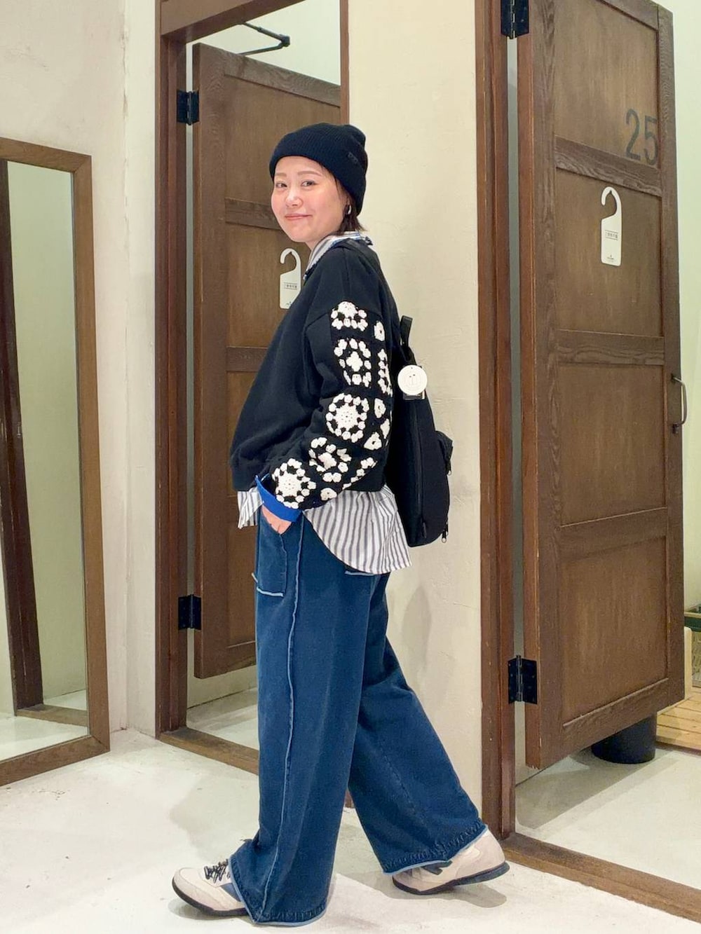 ブラック系のスウェット、ブラック系のショルダーバッグを着用したレディースの冬コーディネートの5枚目の写真