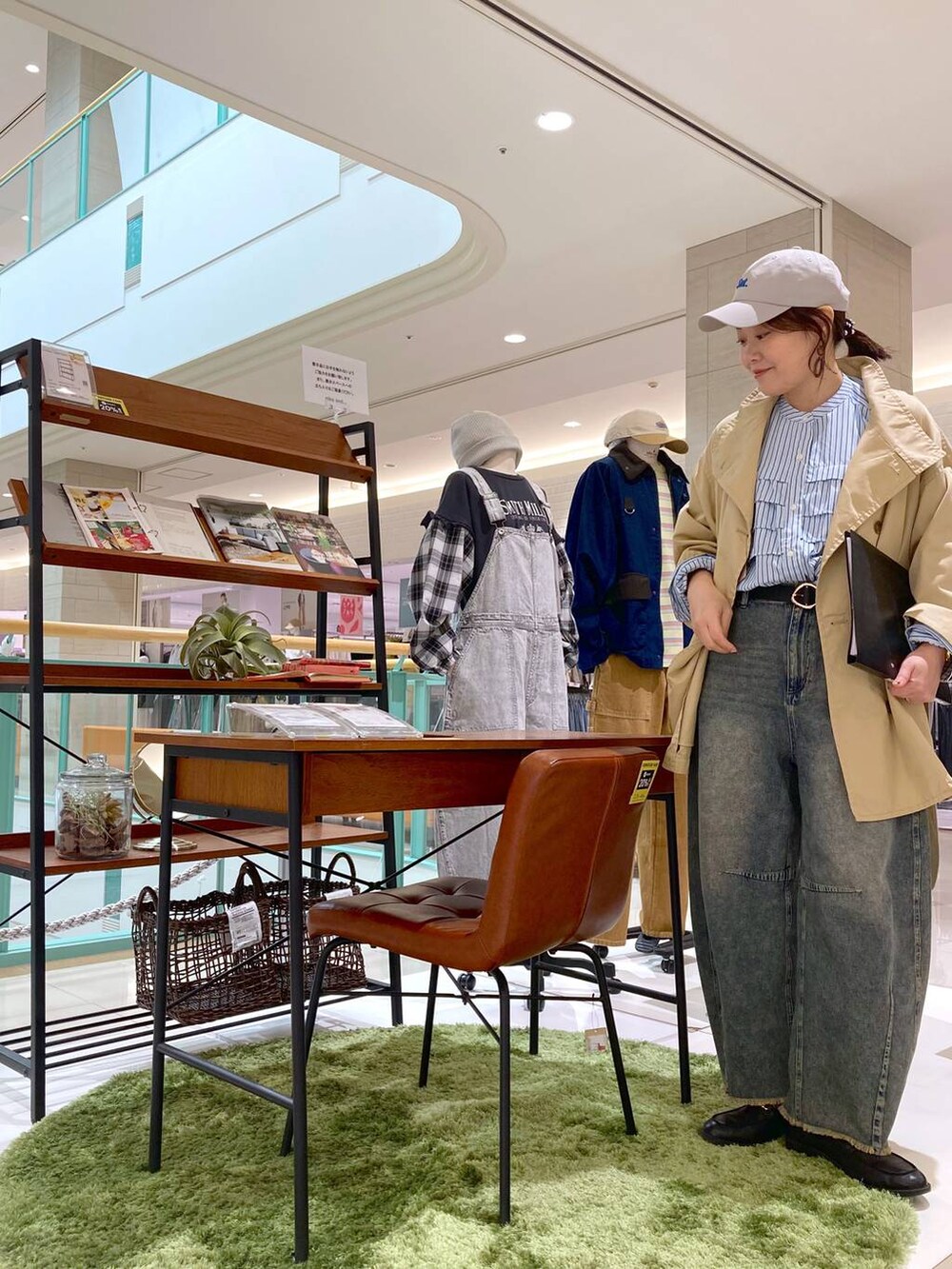 ブルー系のシャツ/ブラウス、ベージュ系のトレンチコート、ブルー系のその他パンツを着用したレディースの冬コーディネートの2枚目の写真