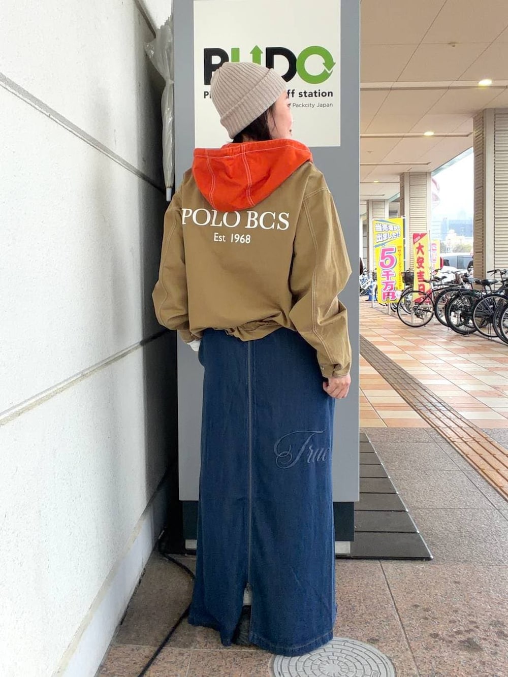 ベージュ系のパーカー、ホワイト系のTシャツ/カットソーを着用したレディースの春コーディネートの3枚目の写真