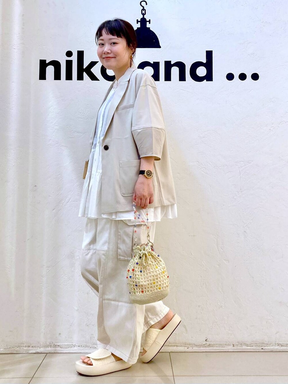 ホワイト系のシャツ/ブラウス、ベージュ系のサンダル、その他のショルダーバッグを着用したレディースの春コーディネートの3枚目の写真