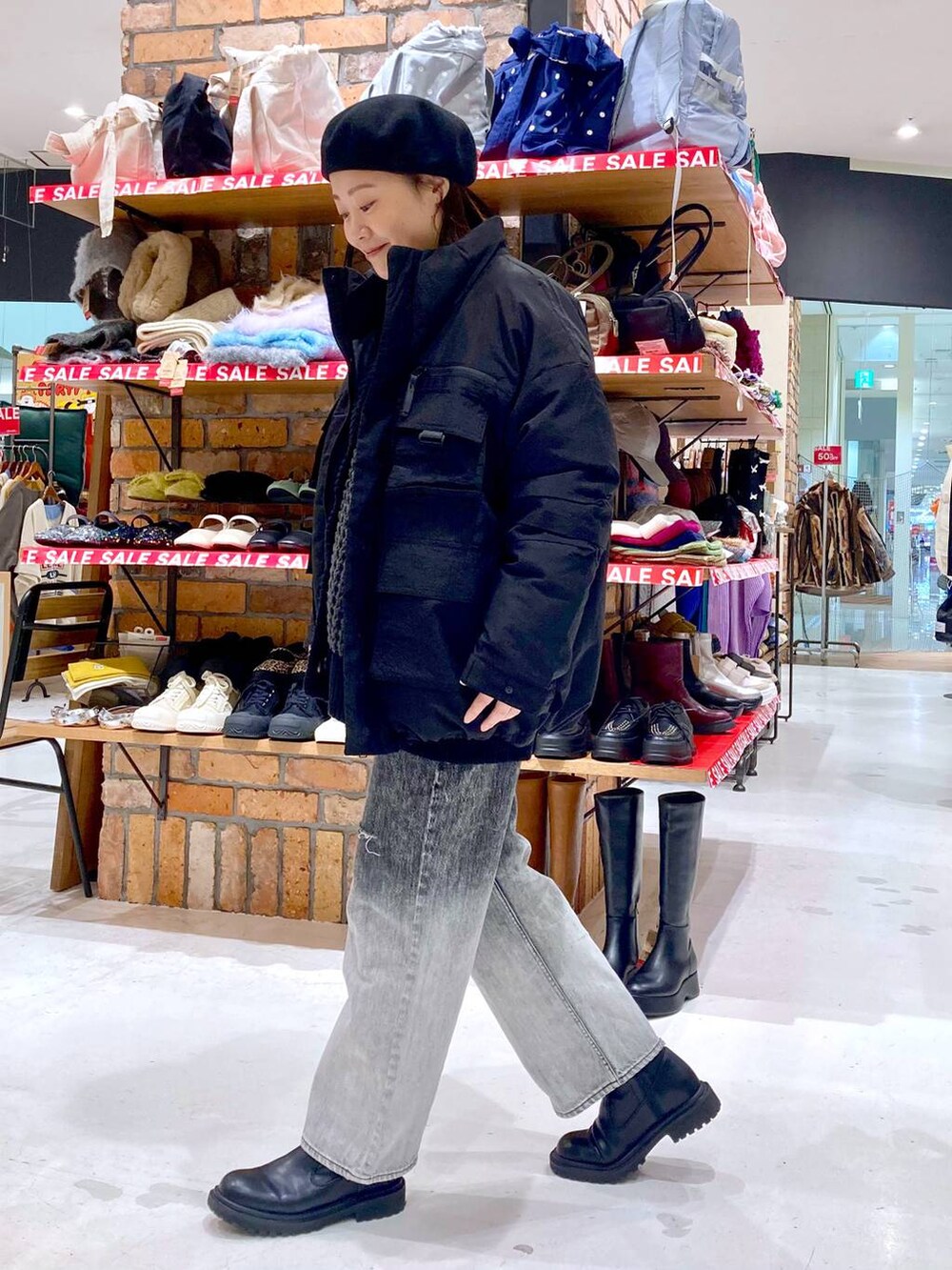 ブラック系のブルゾン、ブラック系のデニムパンツ、ホワイト系のTシャツ/カットソーを着用したレディースの冬コーディネートの4枚目の写真