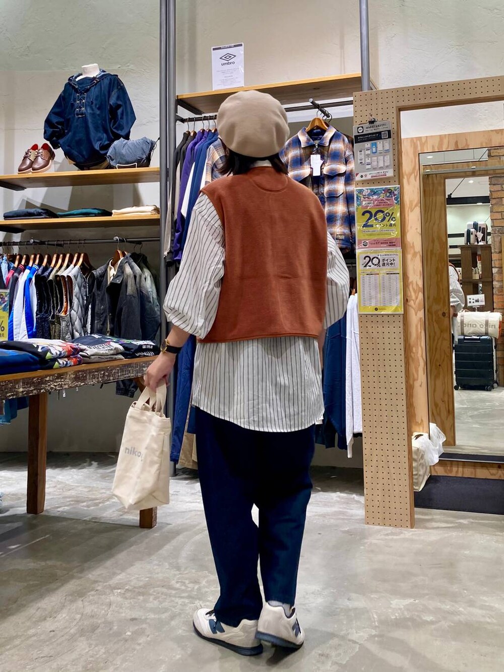 ホワイト系のトートバッグ、ホワイト系のシャツ/ブラウス、ベージュ系のハンチング/ベレー帽を着用したレディースの秋コーディネートの4枚目の写真