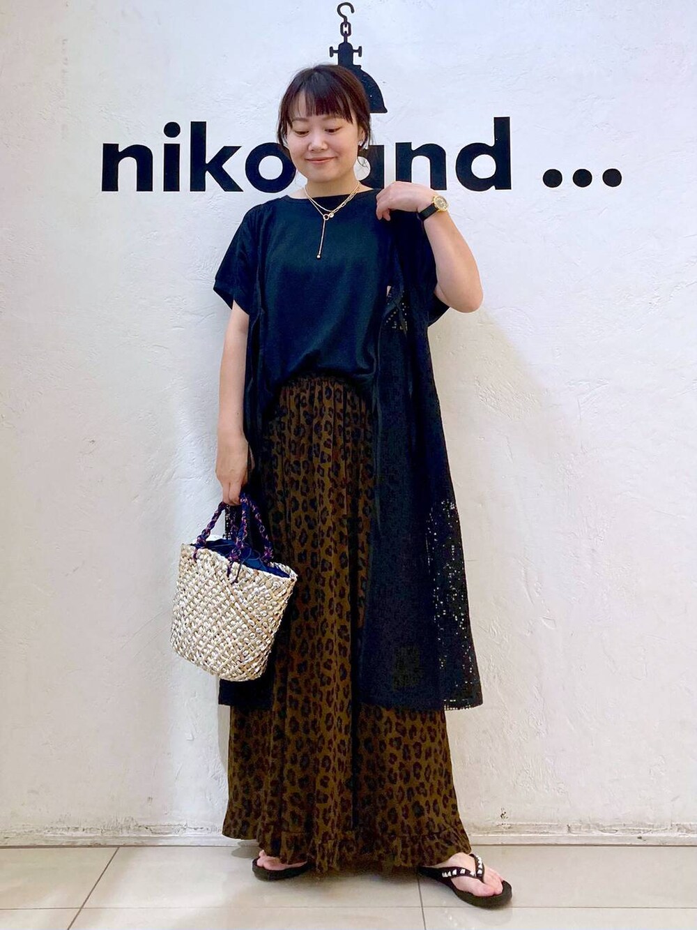 ブラック系のTシャツ/カットソー、ブラック系のサンダル、ブラウン系のスカートを着用したレディースの夏コーディネートの2枚目の写真