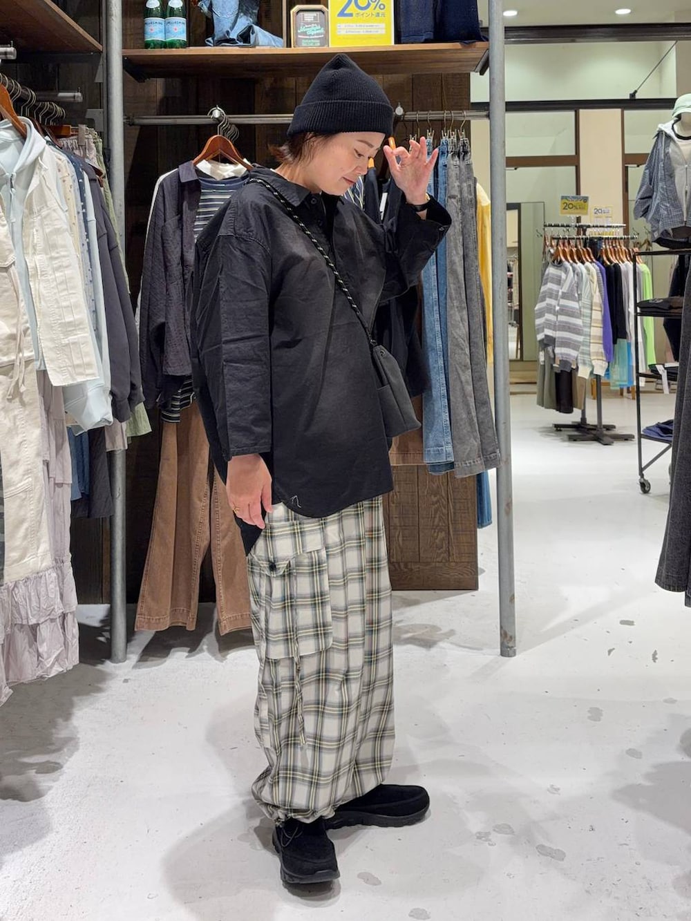 ブラック系のショルダーバッグ、ブラック系のその他シューズ、ホワイト系のTシャツ/カットソーを着用したレディースの春コーディネートの3枚目の写真