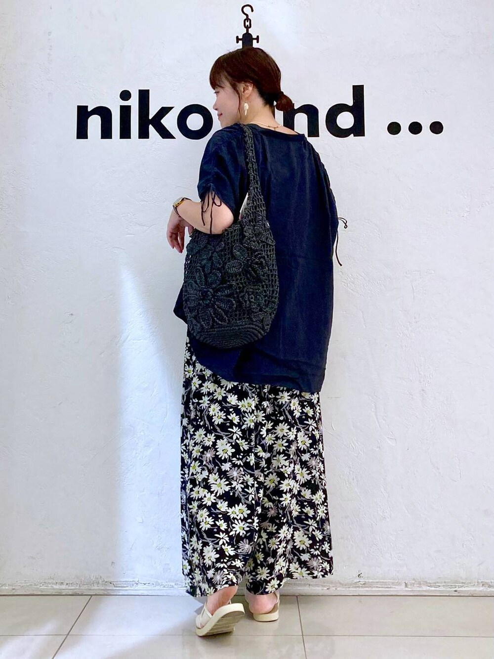 ブラック系のシャツ/ブラウス、ホワイト系のその他パンツ、ブラック系のショルダーバッグを着用したレディースの夏コーディネートの4枚目の写真