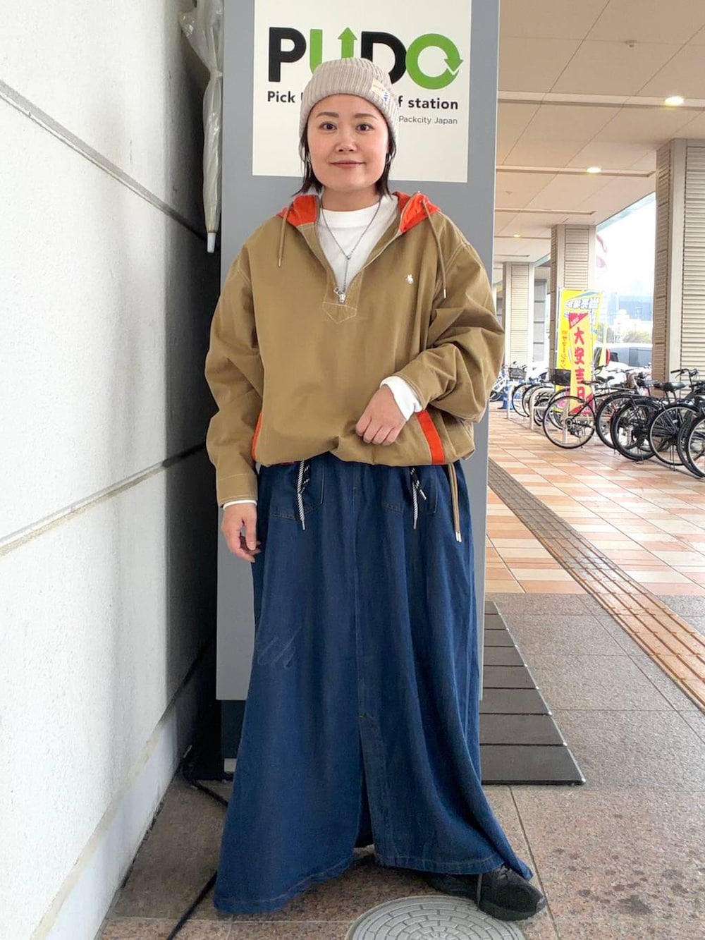 ベージュ系のパーカー、ホワイト系のTシャツ/カットソーを着用したレディースの春コーディネートの5枚目の写真