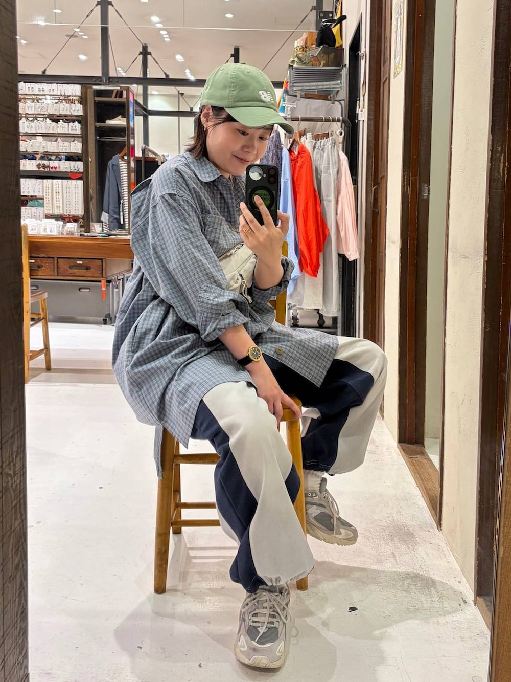 ブルー系のデニムパンツ、ブルー系のシャツ/ブラウス、グレー系のボディバッグ/ウエストポーチを着用したレディースの春コーディネートの4枚目の写真