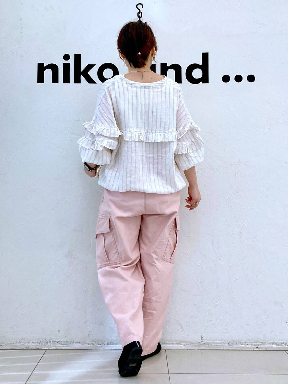 ベージュ系のタンクトップ、ベージュ系のシャツ/ブラウス、ピンク系のカーゴパンツを着用したレディースの春コーディネートの4枚目の写真