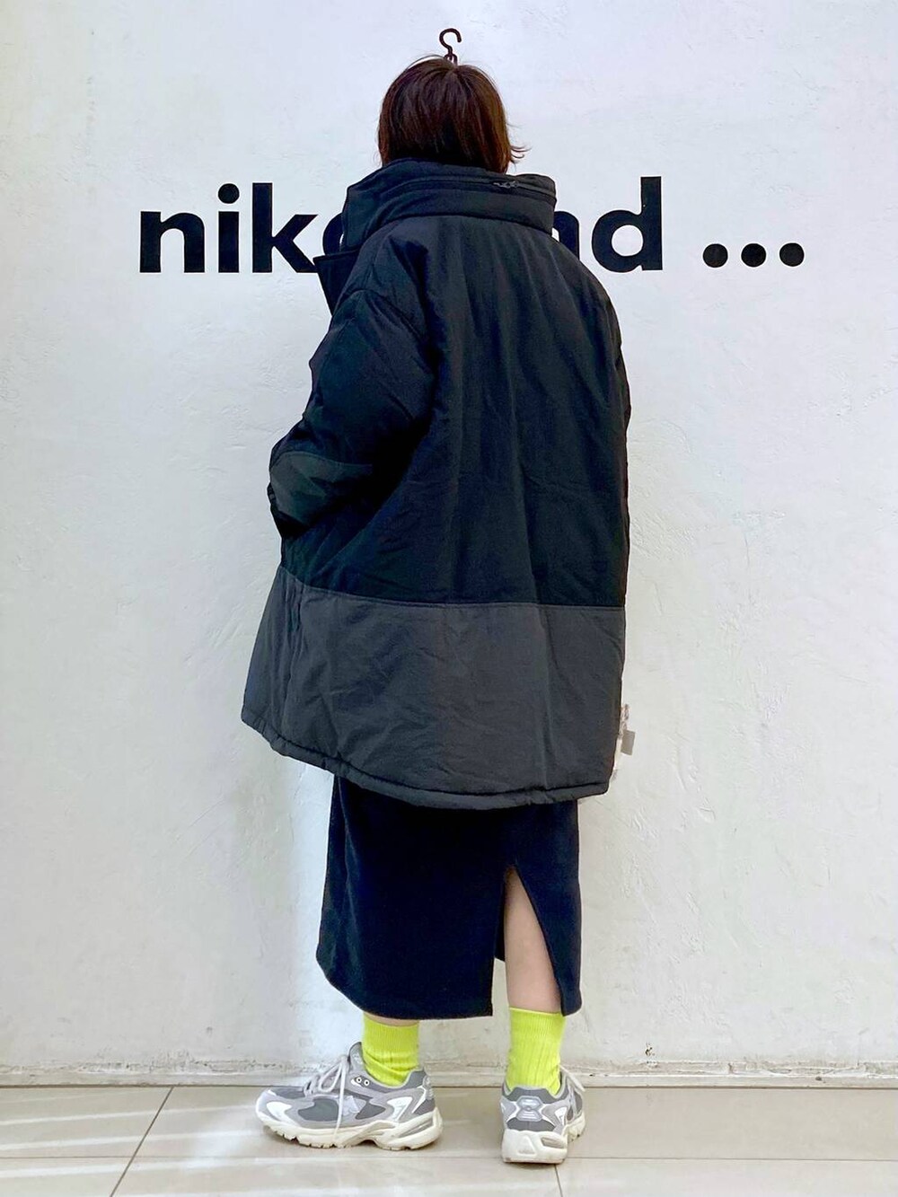 その他のブルゾン、ブルー系のワンピース、ベージュ系のショルダーバッグを着用したレディースの冬コーディネートの3枚目の写真