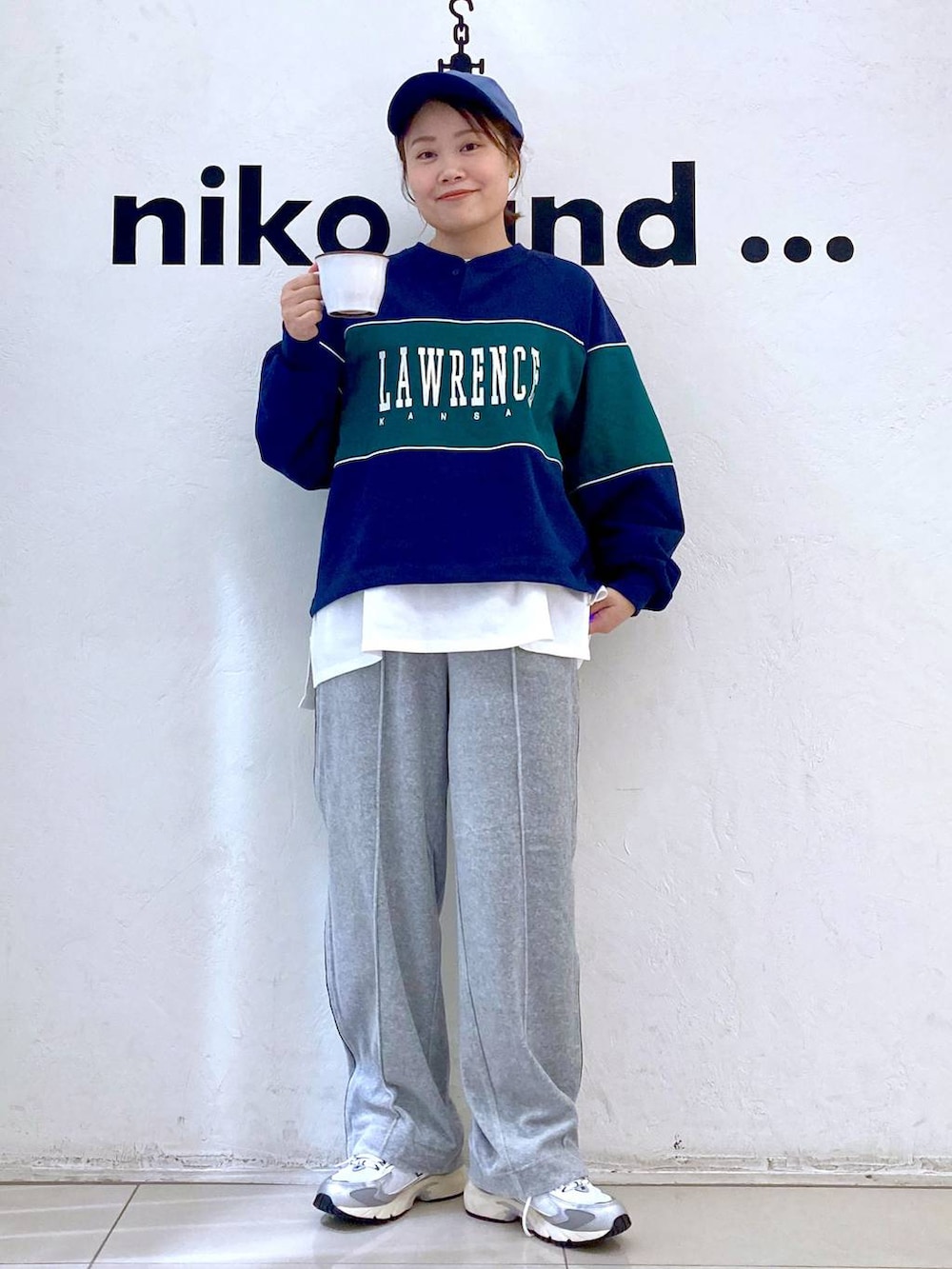 グレー系のスニーカー、ホワイト系のTシャツ/カットソー、グレー系のその他パンツを着用したレディースの秋コーディネートの2枚目の写真