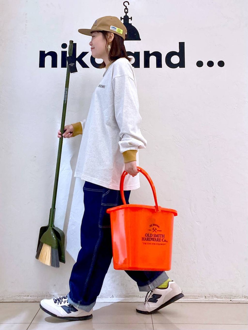 ホワイト系のスニーカー、ブルー系のデニムパンツ、グレー系のTシャツ/カットソーを着用したレディースの春コーディネートの4枚目の写真