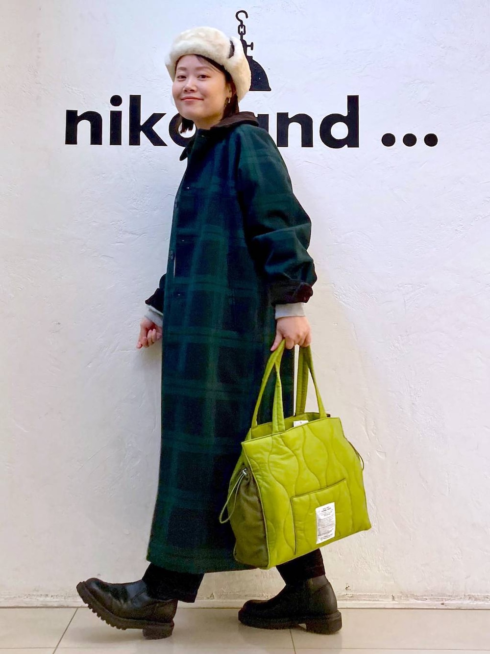 グリーン系のその他アウター、ブラック系のその他パンツ、グレー系のスウェットを着用したレディースの冬コーディネートの5枚目の写真