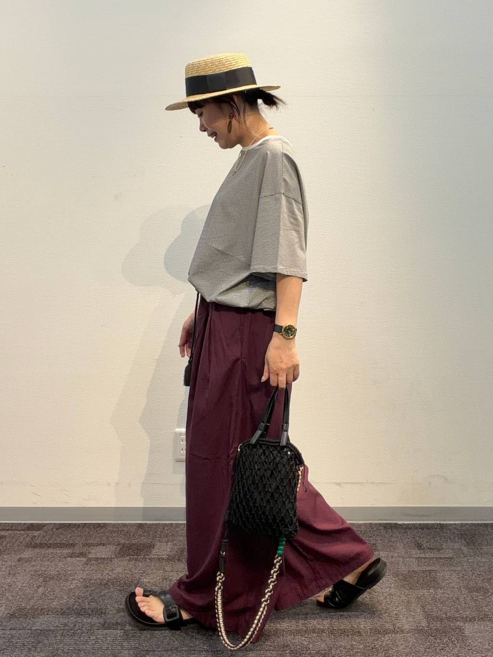 レッド系のその他パンツ、ブラック系のトートバッグ、ホワイト系のTシャツ/カットソーを着用したレディースの夏コーディネートの3枚目の写真