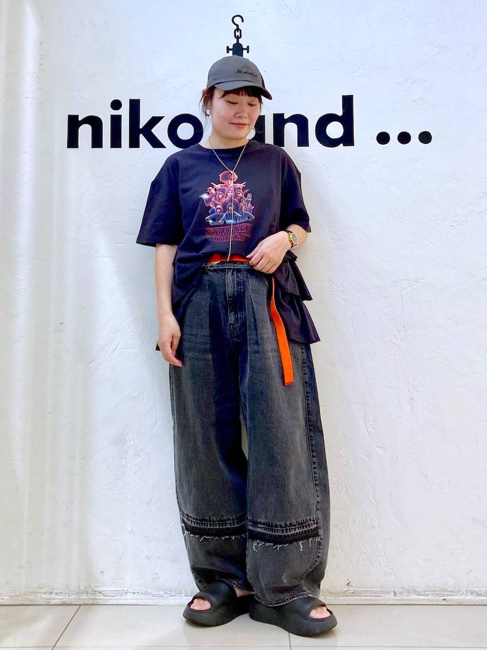グレー系のTシャツ/カットソー、グレー系のデニムパンツ、グレー系のキャップを着用したレディースの夏コーディネートの2枚目の写真