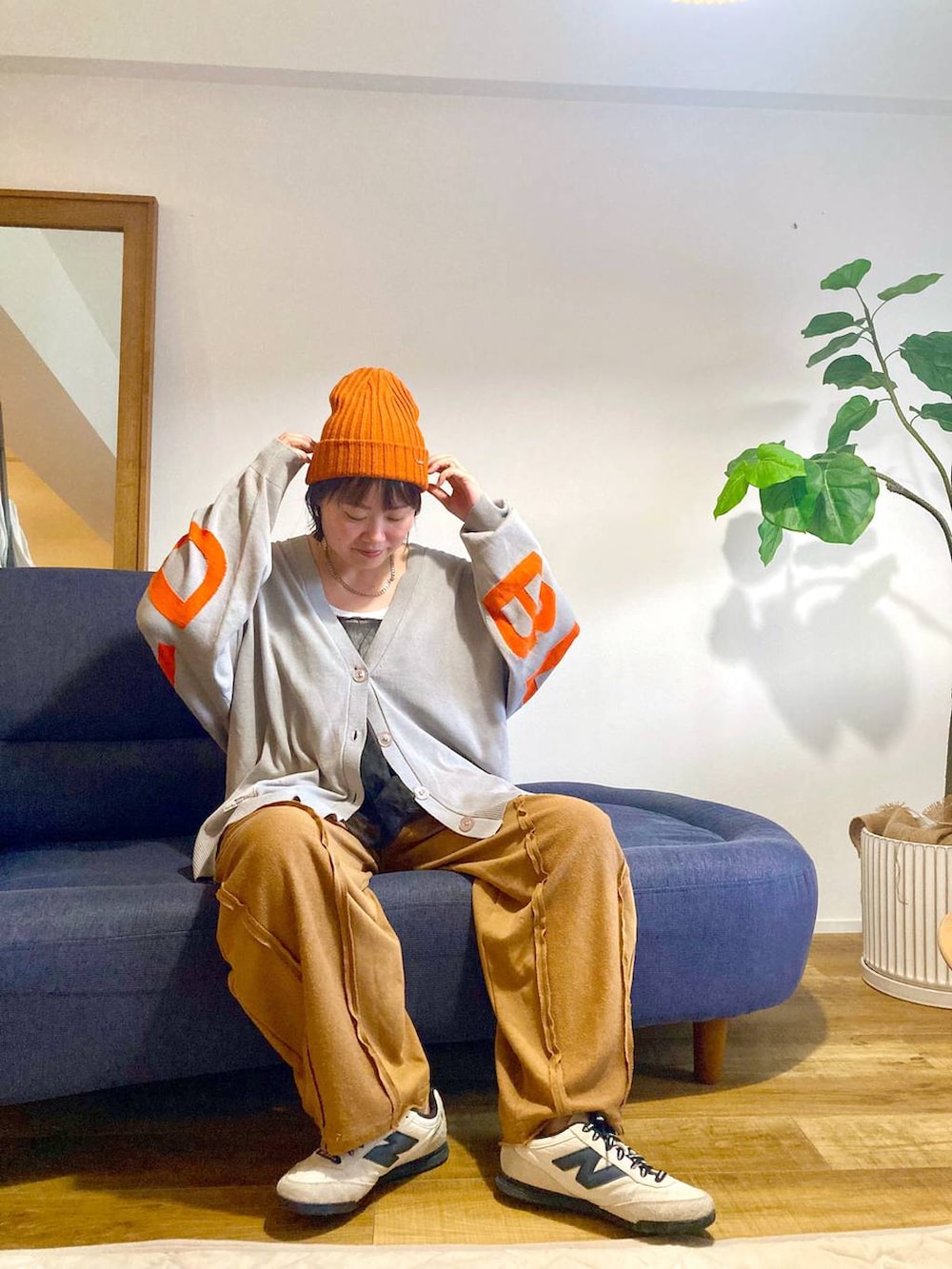 ブラウン系のキャミソールを着用したレディースの夏コーディネートの2枚目の写真