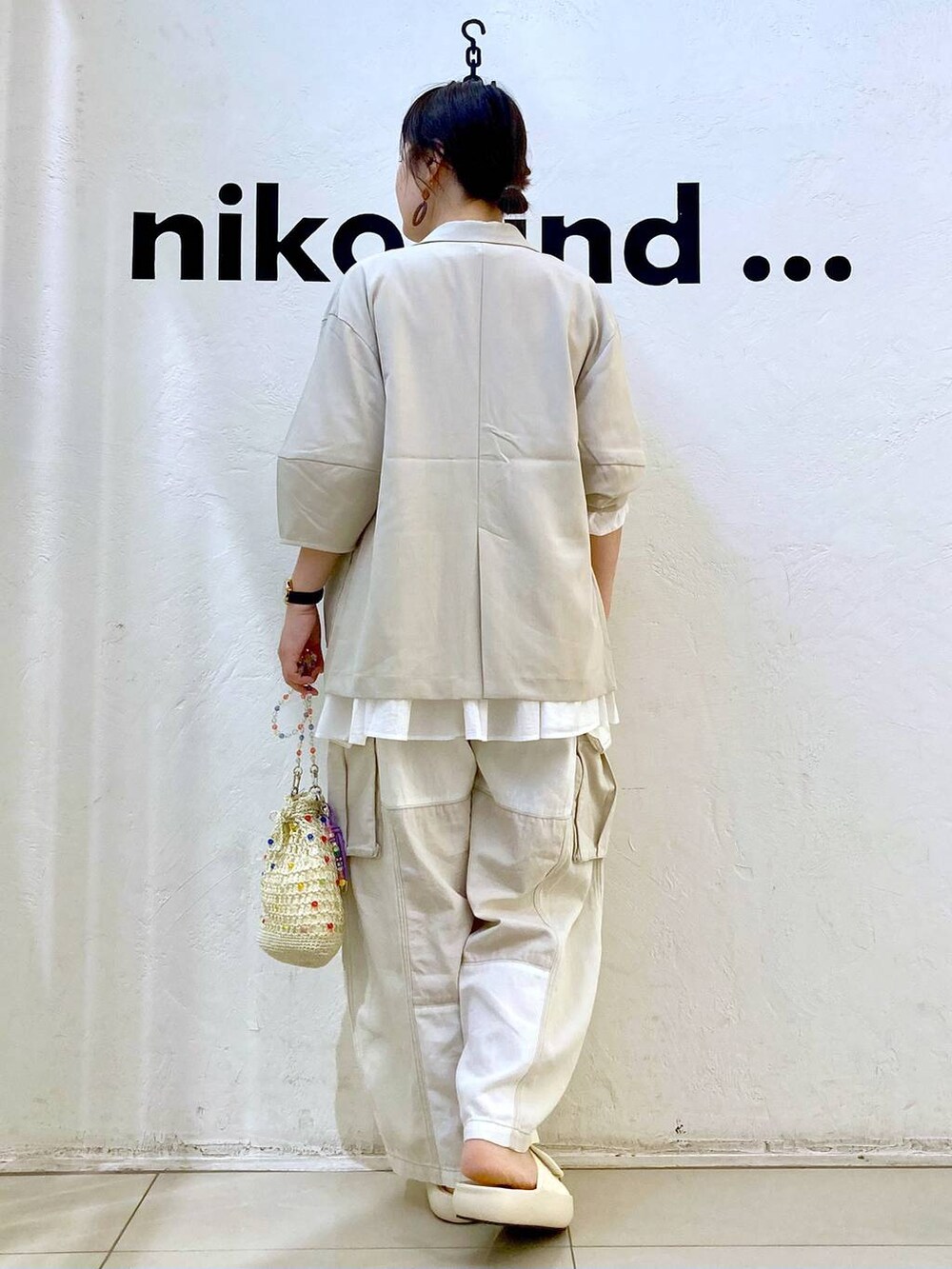 ホワイト系のシャツ/ブラウス、ベージュ系のサンダル、その他のショルダーバッグを着用したレディースの春コーディネートの4枚目の写真