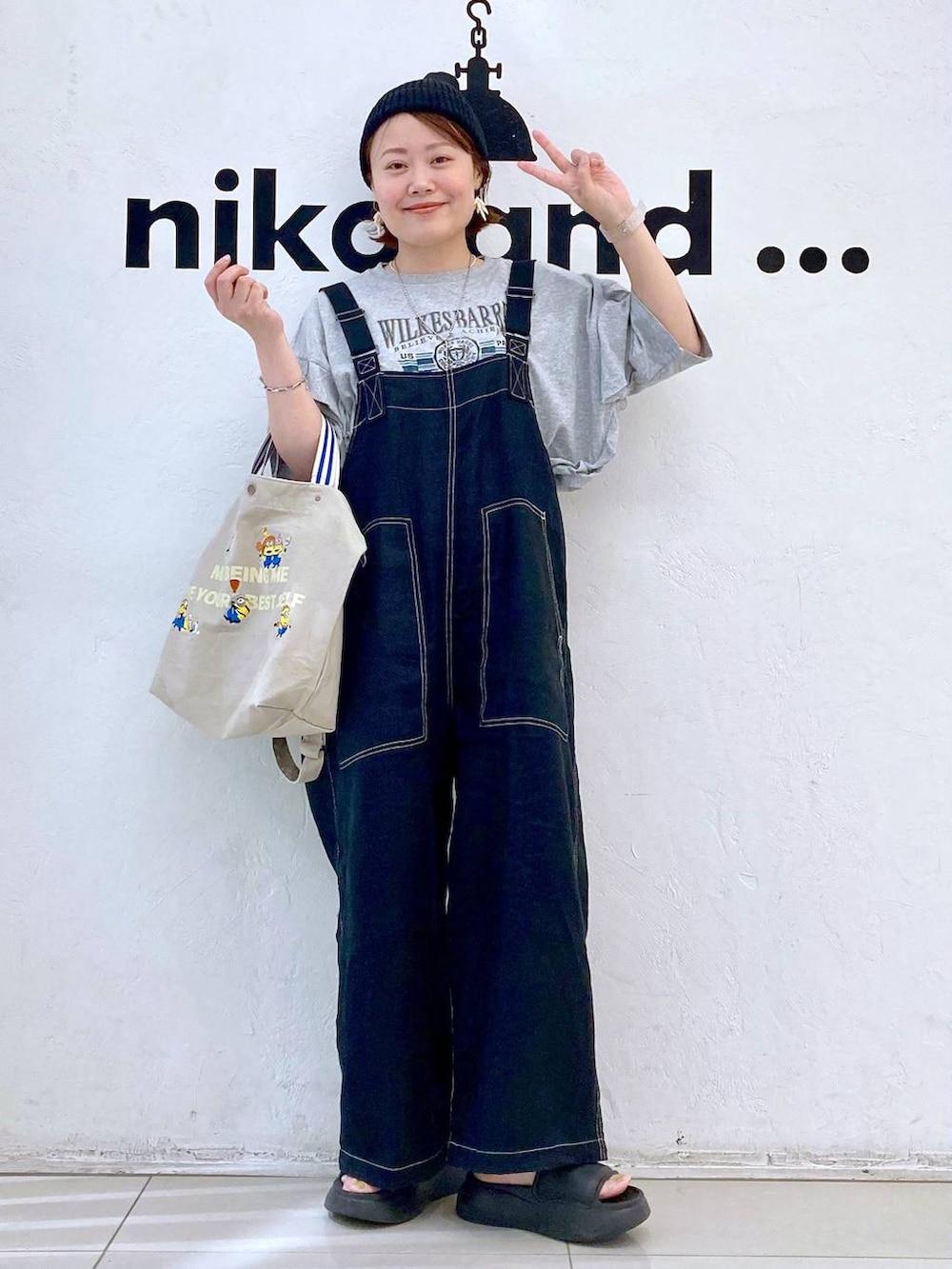 ブラック系のサンダル、ブラック系のサロペット/オーバーオール、その他のトートバッグを着用したレディースの夏コーディネートの2枚目の写真