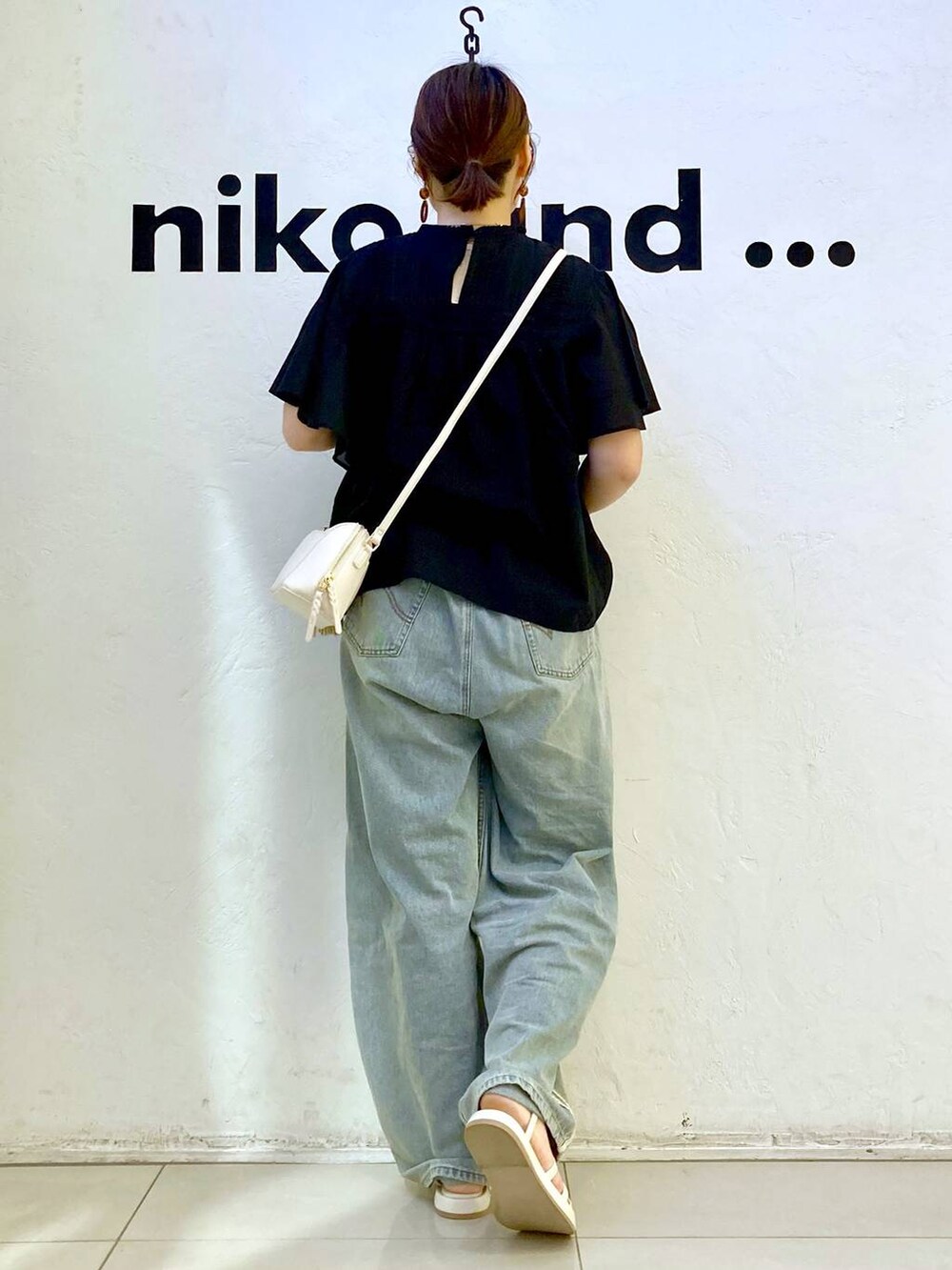 ベージュ系のサンダル、ブラウン系のショルダーバッグ、ブラック系のシャツ/ブラウスを着用したレディースの夏コーディネートの3枚目の写真