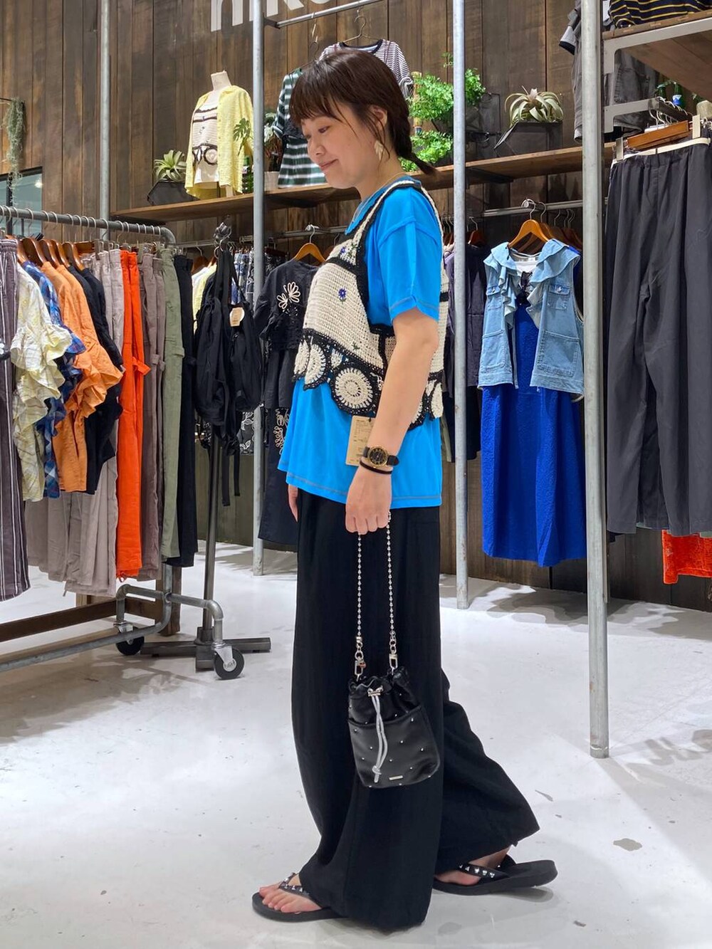 ブラック系のショルダーバッグ、ホワイト系のキャミソール、ブラック系のサンダルを着用したレディースの夏コーディネートの3枚目の写真