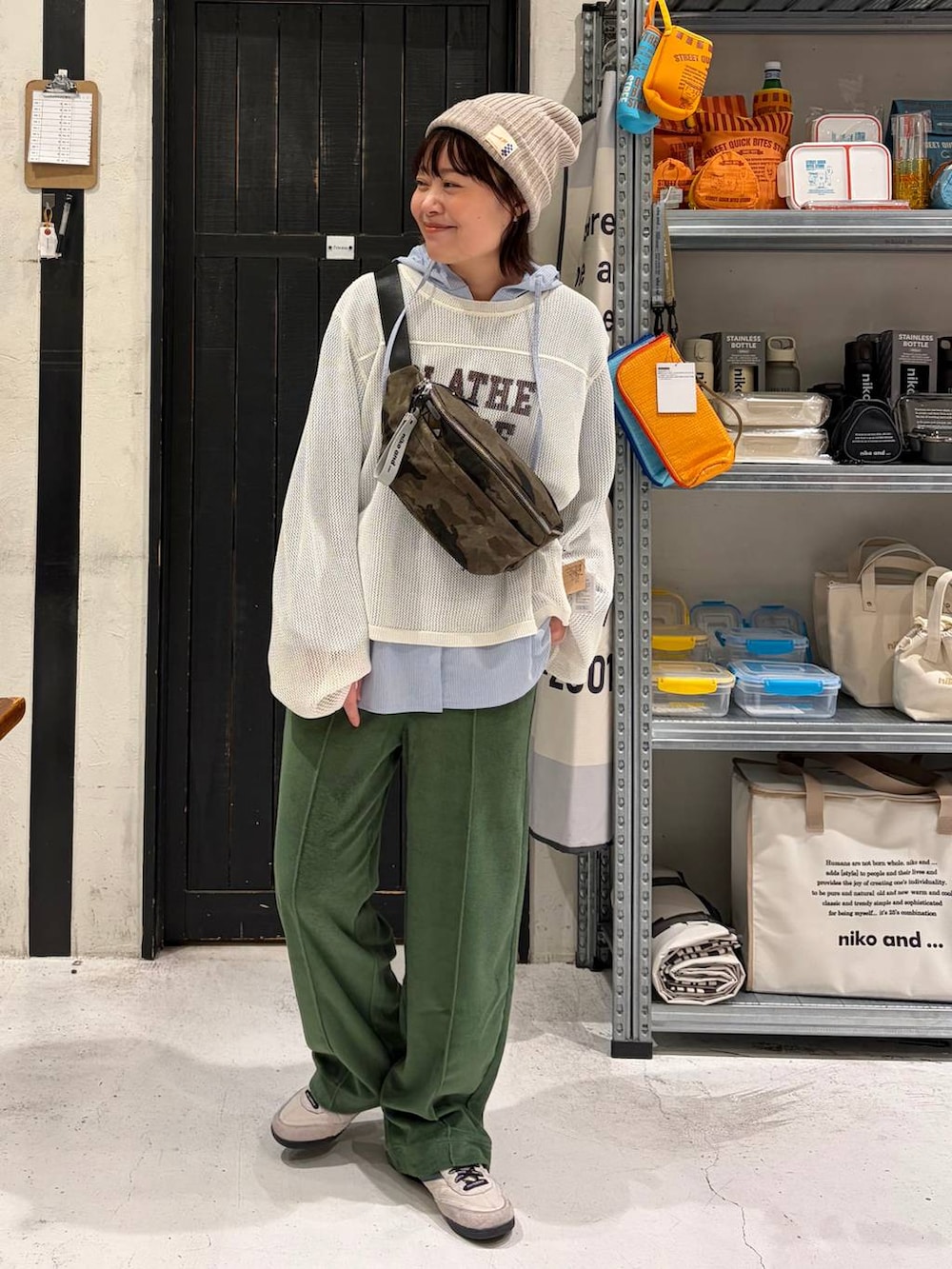 グリーン系のその他パンツ、その他のボディバッグ/ウエストポーチ、ブルー系のシャツ/ブラウスを着用したレディースの春コーディネートの2枚目の写真