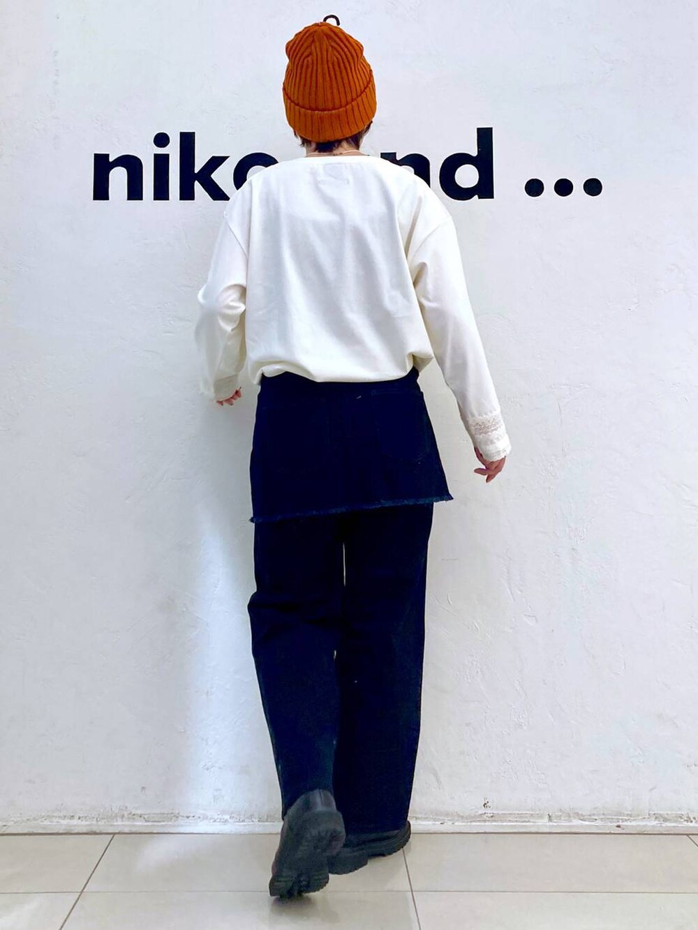 ホワイト系のTシャツ/カットソー、ブラック系のその他パンツ、ゴールド系のピアス（両耳用）を着用したレディースの冬コーディネートの4枚目の写真