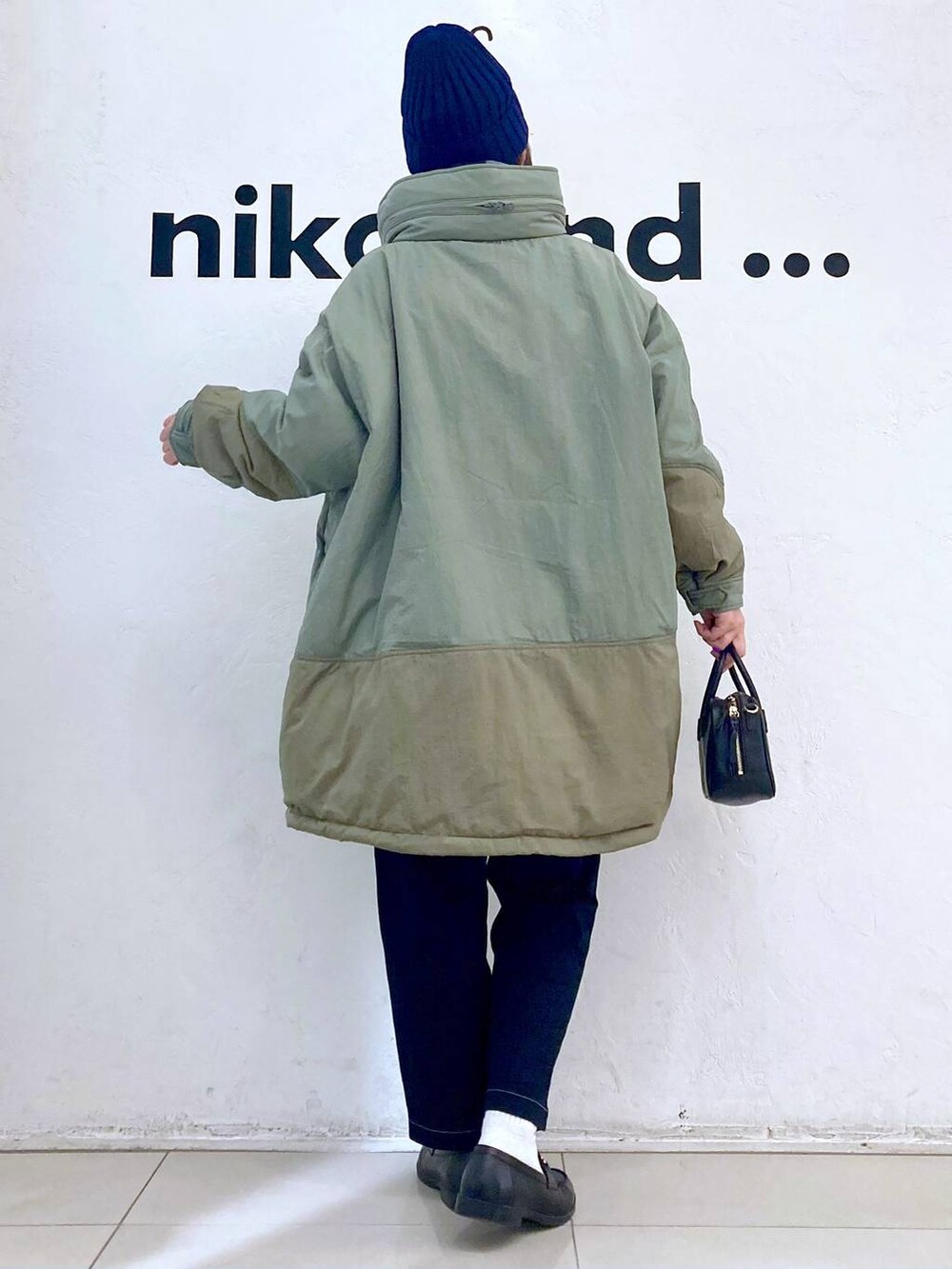 ブラック系のその他パンツ、グリーン系のブルゾン、ホワイト系のTシャツ/カットソーを着用したレディースの冬コーディネートの3枚目の写真